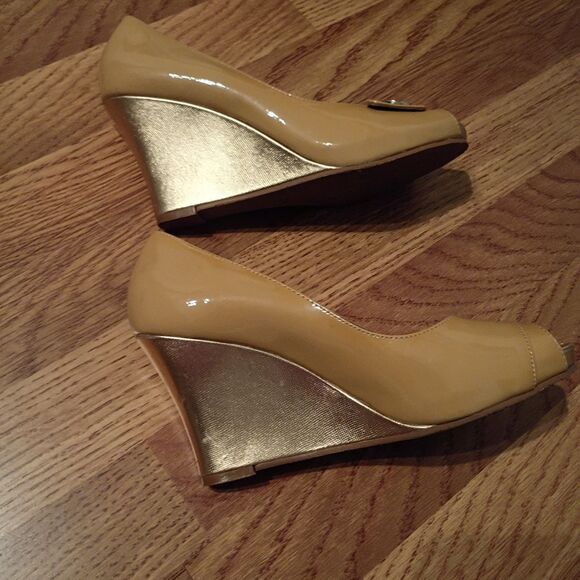 Lilly Pulitzer Tan &‎ Gold Patent Nude Leather wedge Peep Toe Resort Heels 6.5 - Picture 10 of 11